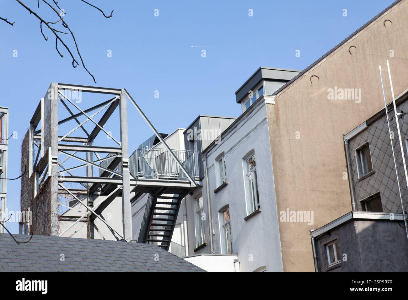 In un vecchio edificio c'è una scala di emergenza in caso di incendio Foto Stock In un vecchio edificio c'è una scala di emergenza in caso di incendio Foto Stock