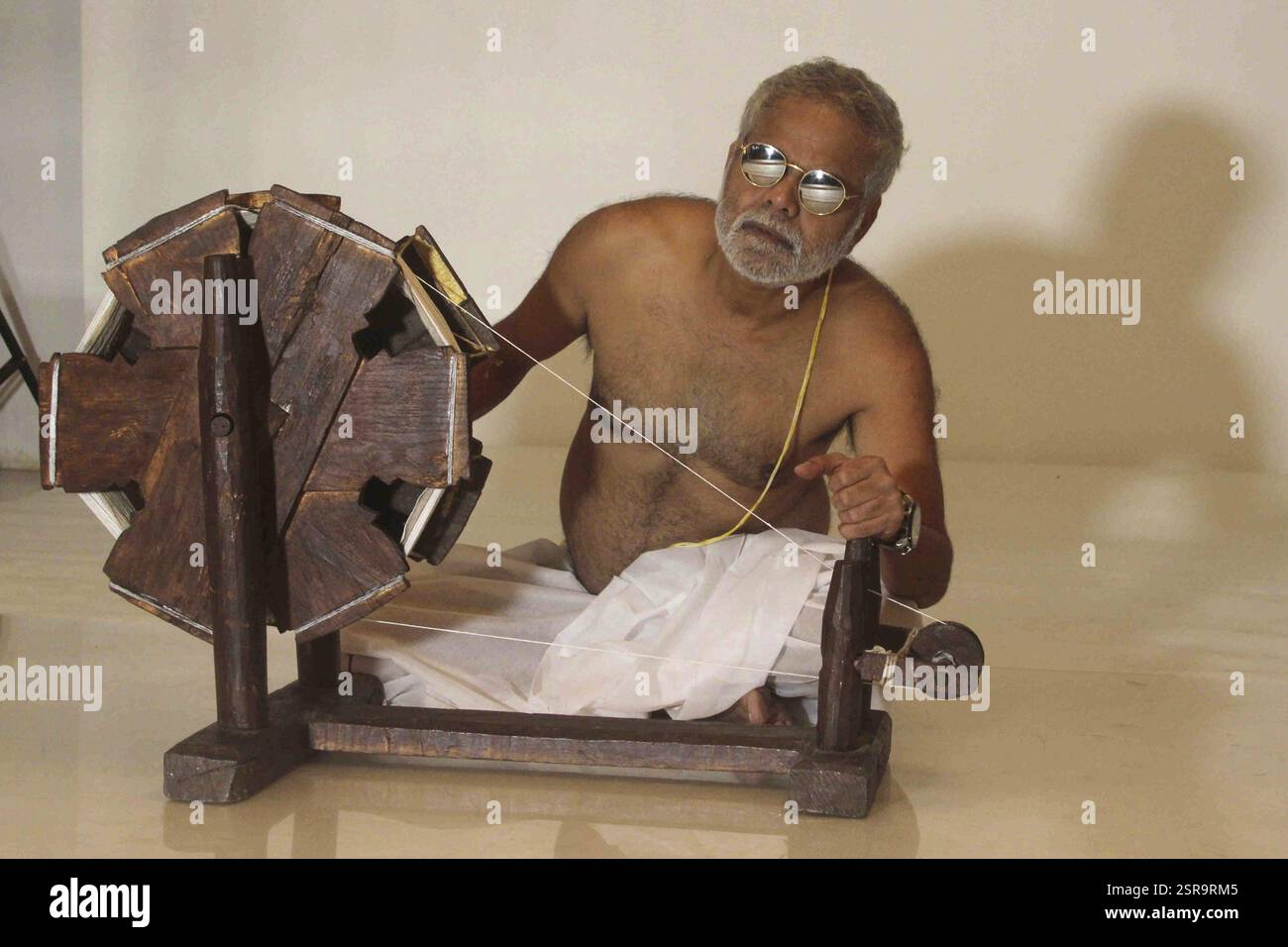 L'attore di Bollywood Sanjay Mishra durante il servizio fotografico del prossimo film Gandhigiri a Mumbai, India, l'11 settembre 2016 Foto Stock