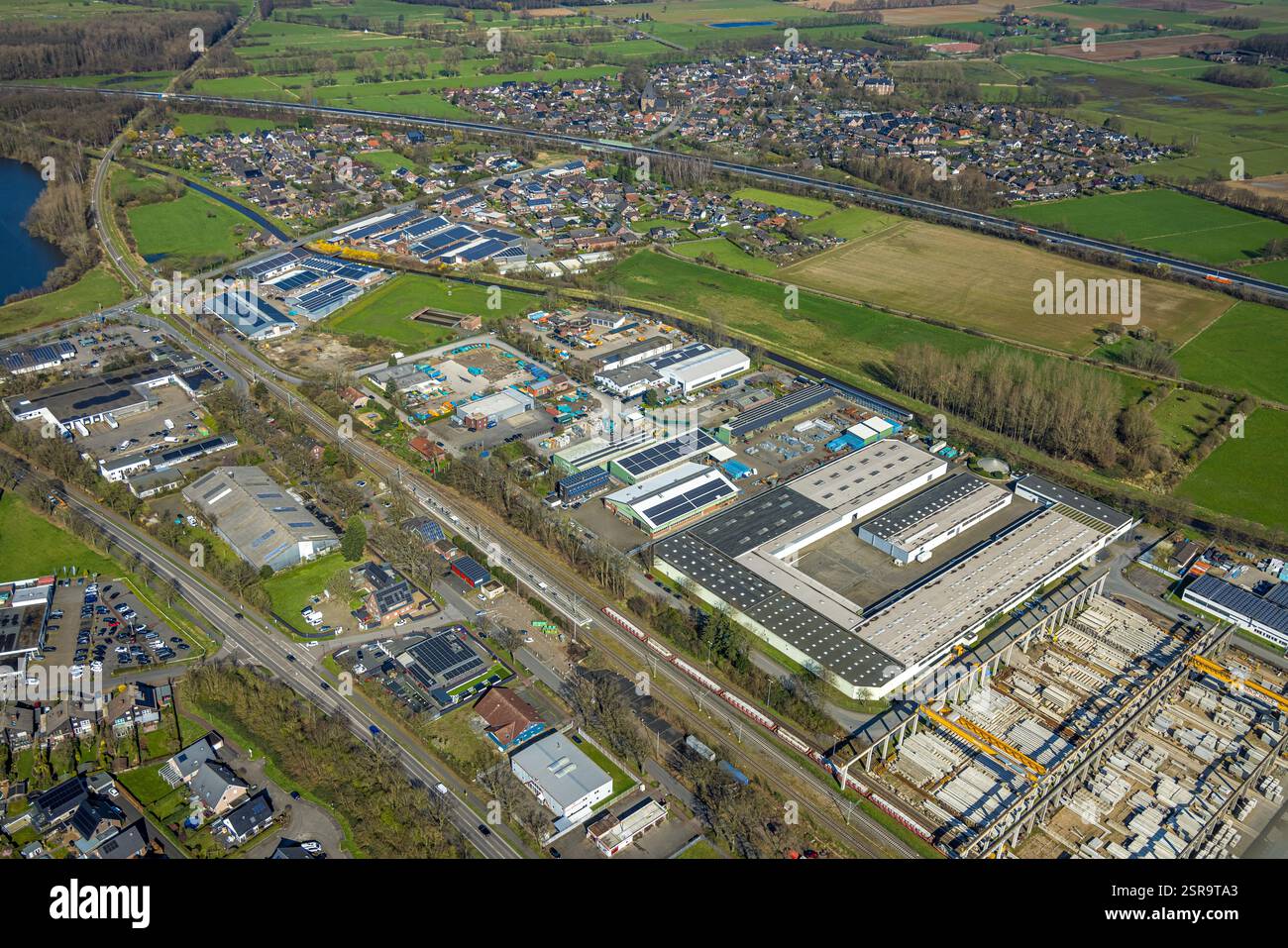 Vista aerea, zona industriale Industriestraße presso il fiume Issel, zona residenziale, estensione della linea ferroviaria Betuweroute e Betuwe-Line, nel Foto Stock