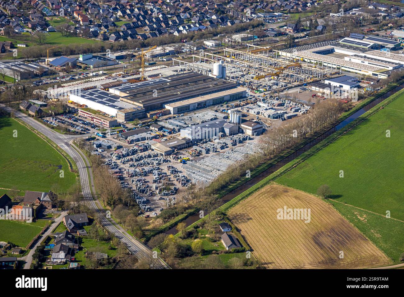 Vista aerea, zona industriale Industriestraße con Beton.dot.com GmbH Betonprodukte, Hamminkeln, Renania settentrionale-Vestfalia, Germania Foto Stock