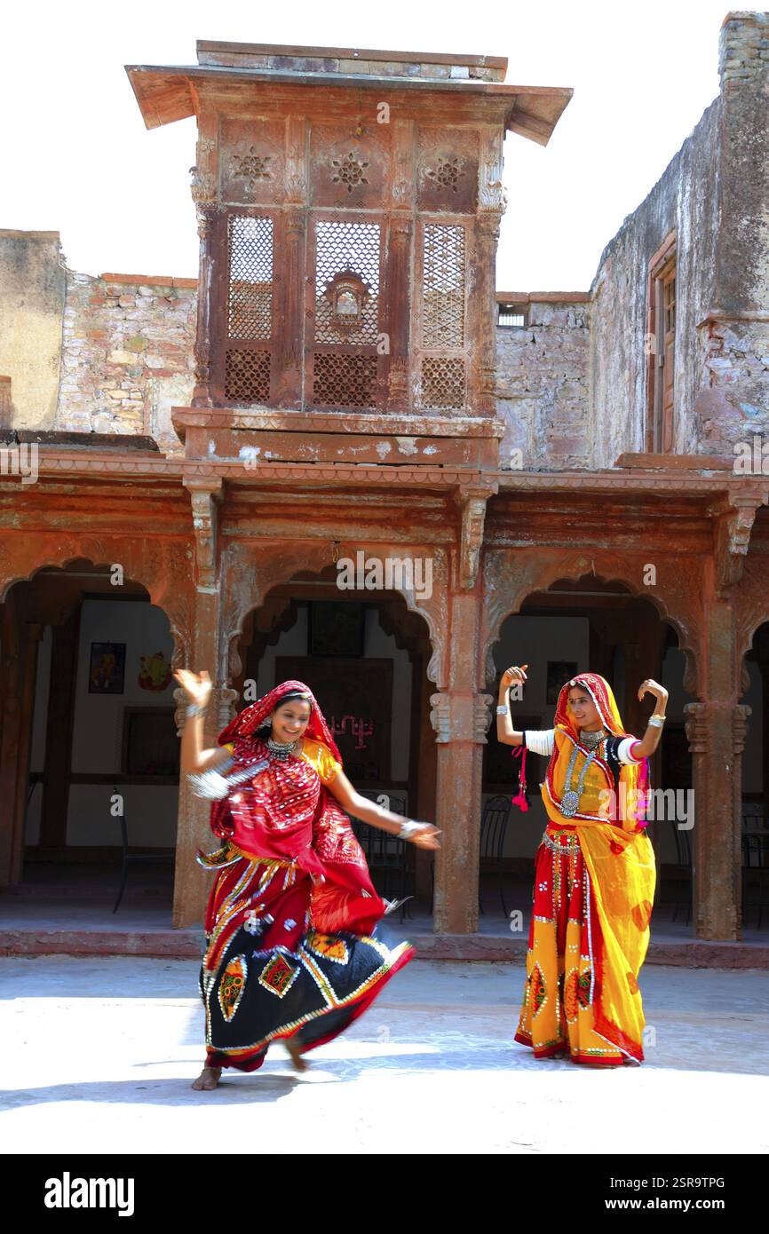 Donne Rajasthani che eseguono danza ghoomer in haveli, Rajasthan, India MR#769D, 769C. Foto Stock