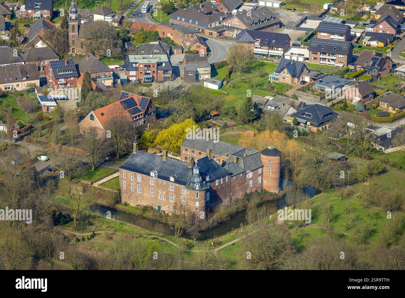 Vista aerea, castello di Ringenberg, castello con fossato e parco del castello, Ringenberg, Hamminkeln, Renania settentrionale-Vestfalia, Germania Foto Stock