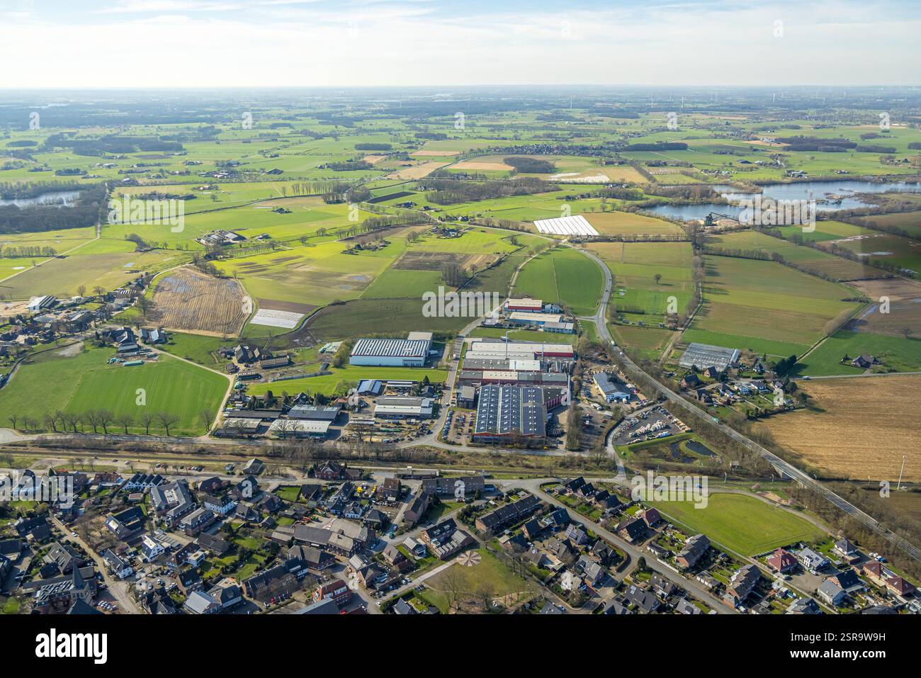 Vista aerea, zona industriale Am Depot con vista sull'Isselniederung con lago, Hamminkeln, Renania settentrionale-Vestfalia, Germania Foto Stock