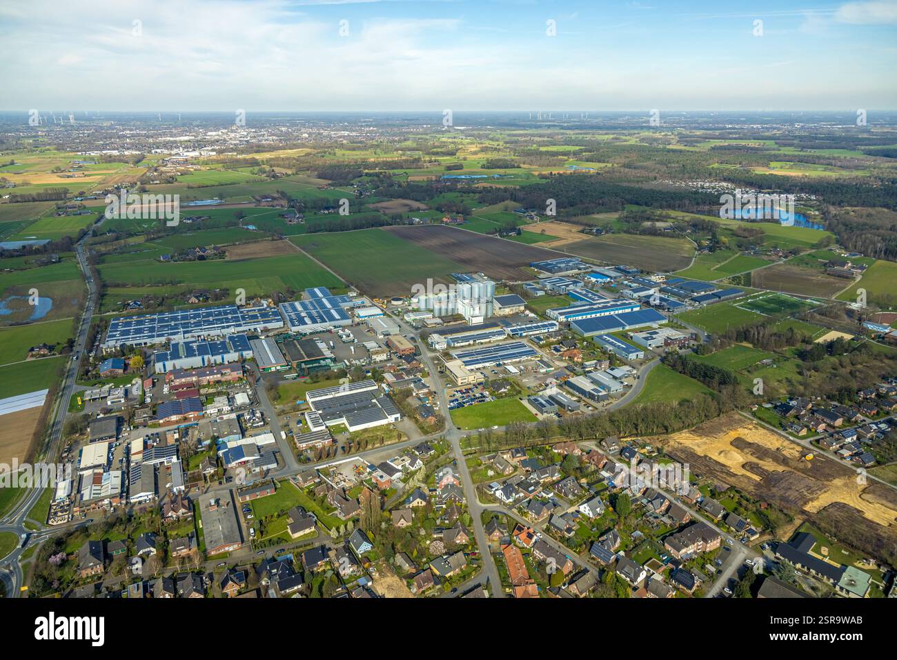 Vista aerea, zona industriale Dingden-Nord, prati e campi con vista distante, Dingden, Hamminkeln, Renania settentrionale-Vestfalia, Germania Foto Stock
