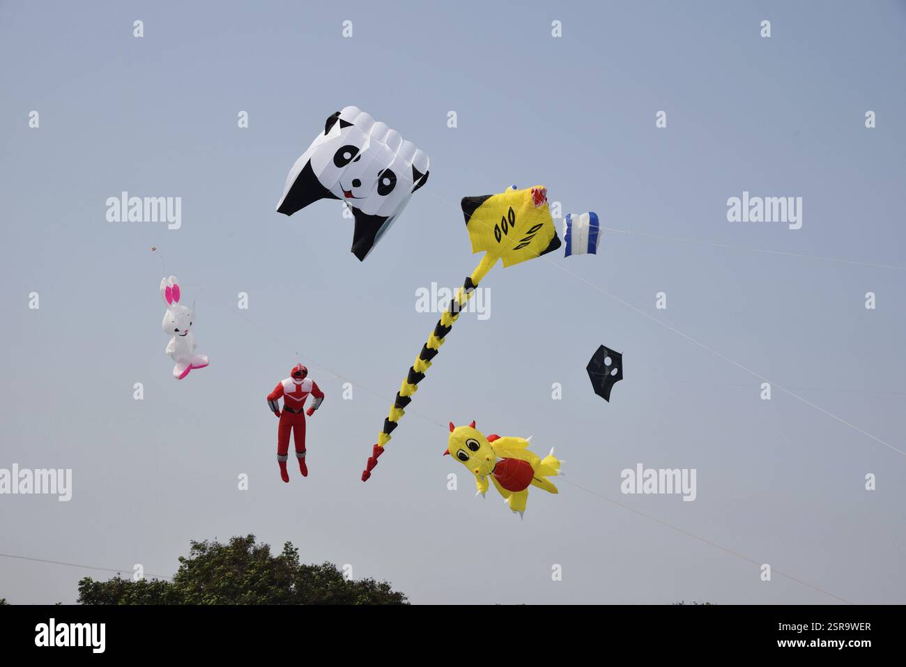 Il Kite come animali, International Kite Festival, Tithal, Valsad, Gujarat, India, Asia Foto Stock