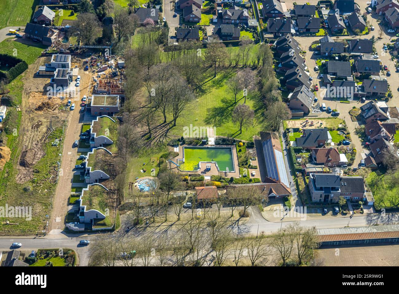 Vista aerea, piscina all'aperto di Dingden, vista sul vecchio mulino a vento, cantiere con nuova area di sviluppo Zur alten Windmühle, Dingden, Hamminkeln, Foto Stock