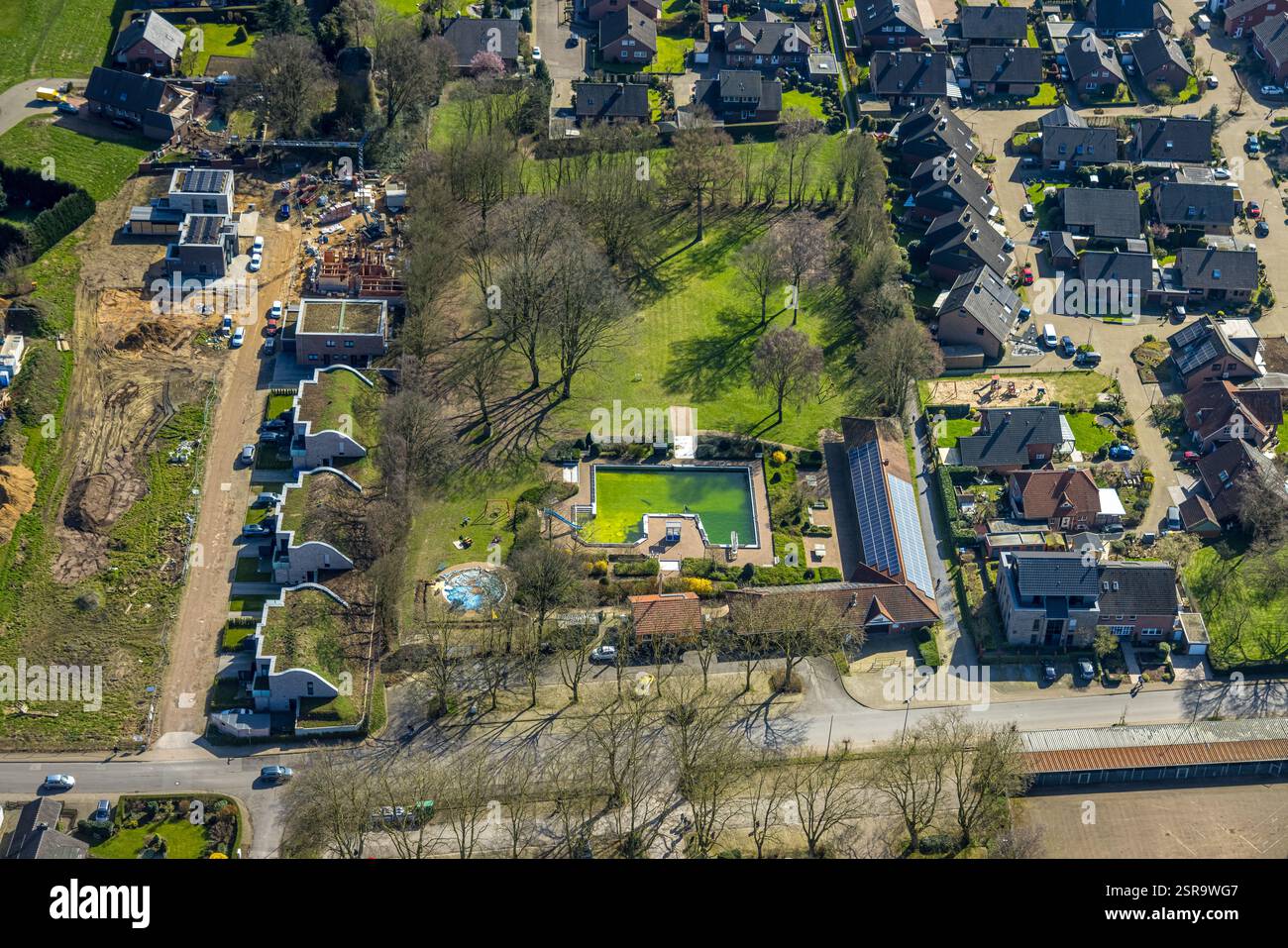 Vista aerea, piscina all'aperto di Dingden, vista sul vecchio mulino a vento, cantiere con nuova area di sviluppo Zur alten Windmühle, Dingden, Hamminkeln, Foto Stock