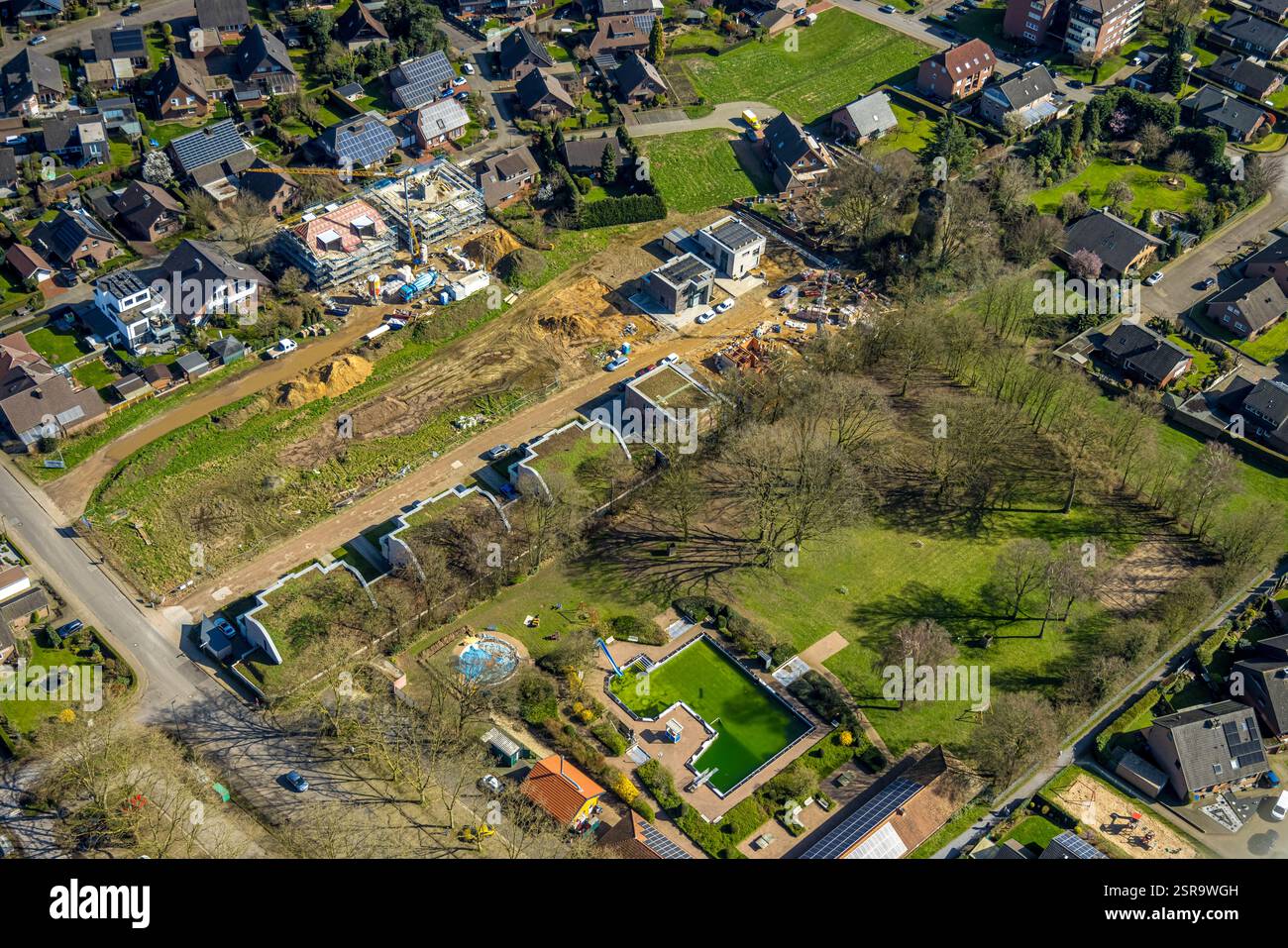 Vista aerea, piscina all'aperto di Dingden, vista sul vecchio mulino a vento, cantiere con nuova area di sviluppo Zur alten Windmühle, Dingden, Hamminkeln, Foto Stock