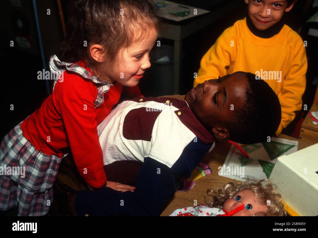 Interazione tra ragazzine in una scuola materna pubblica di Brooklyn. Foto Stock