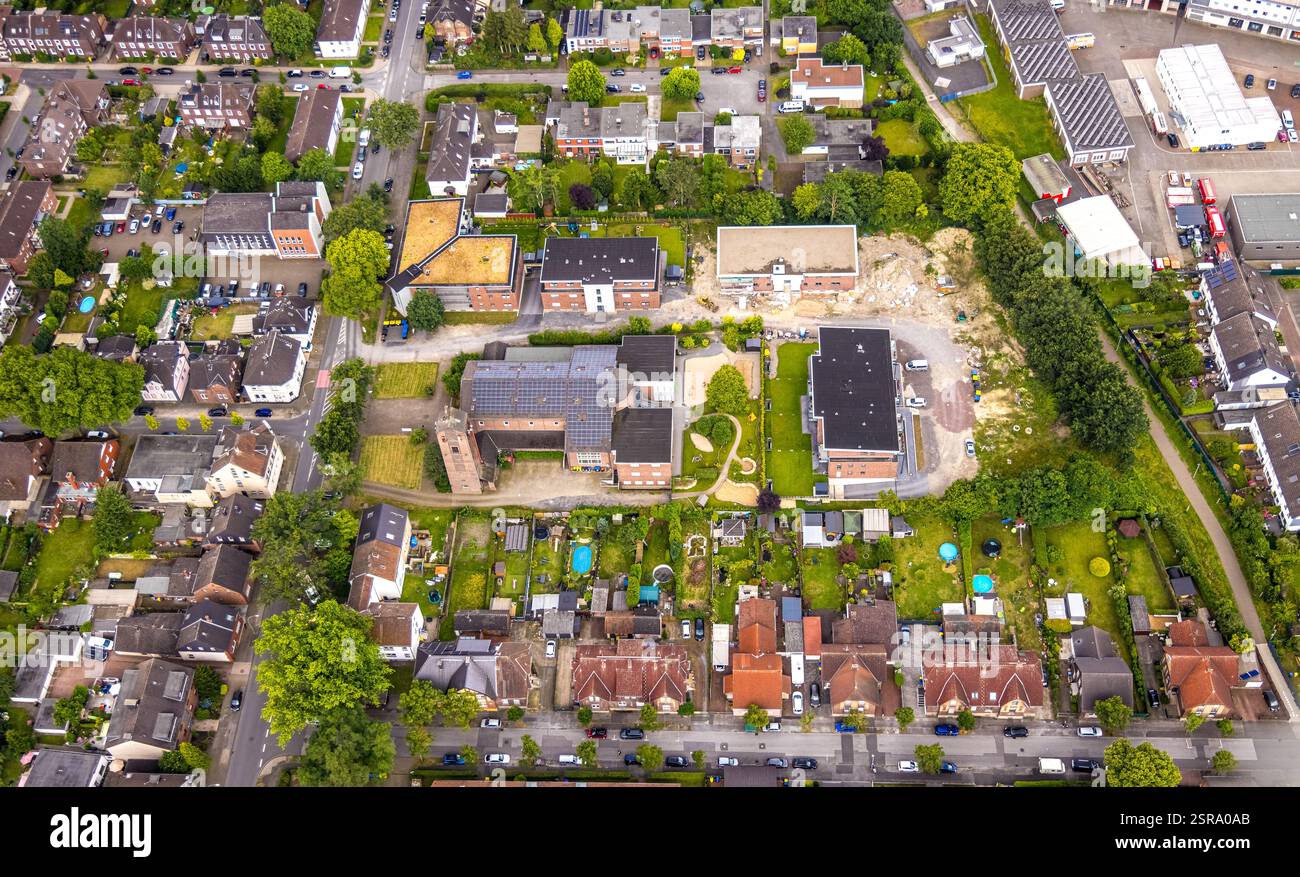 Vista aerea, chiesa parrocchiale di Santa Elisabetta e Heilig Kreuz con tetto solare, cantiere con nuovo edificio, giardino per bambini St. Elisabeth e. Foto Stock