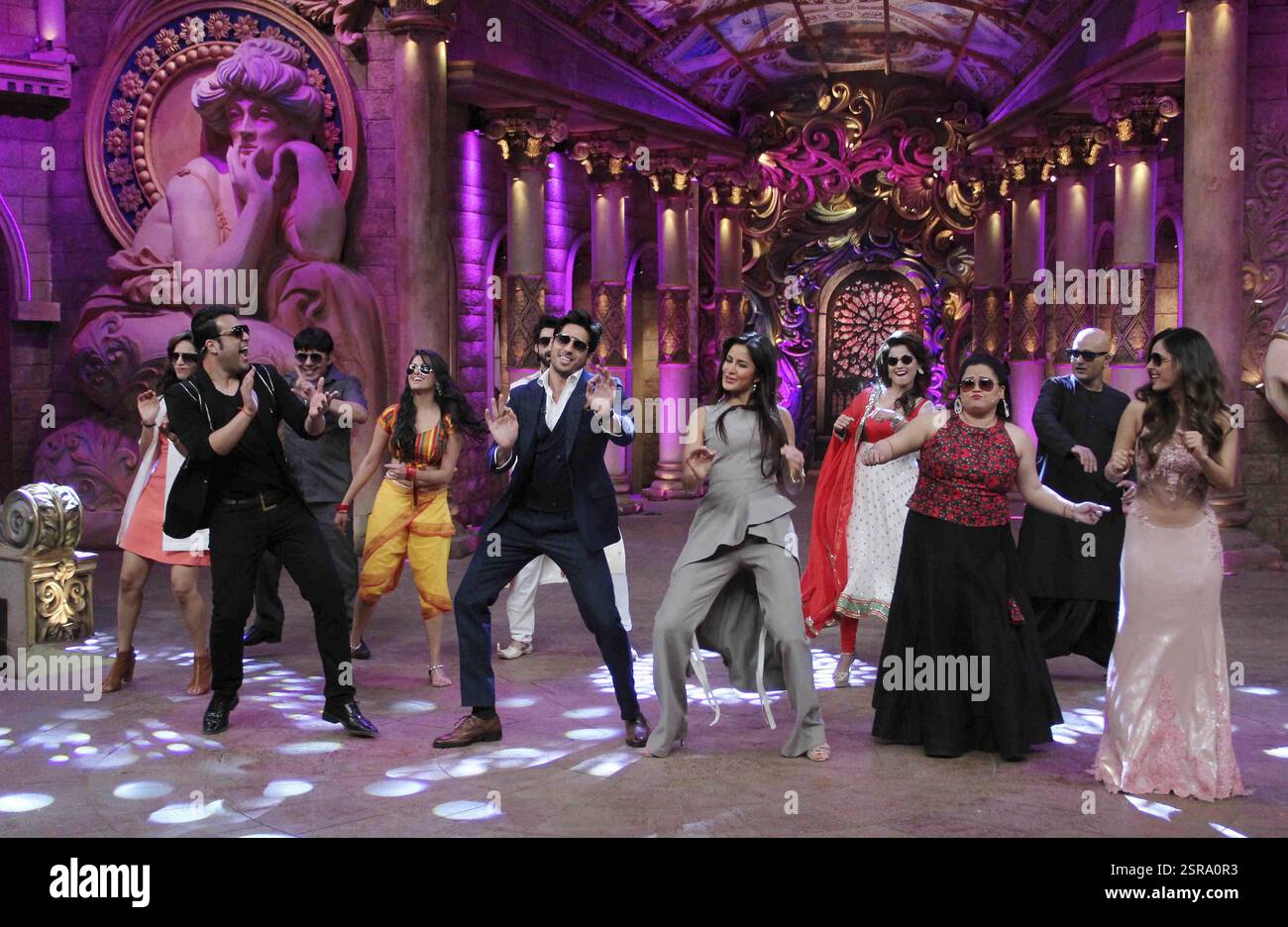 Gli attori di Bollywood Sidharth Malhotra Katrina Kaif comici Krishna Abhishek Monica Singh film promozione Baar Baar Dekho Mumbai Foto Stock