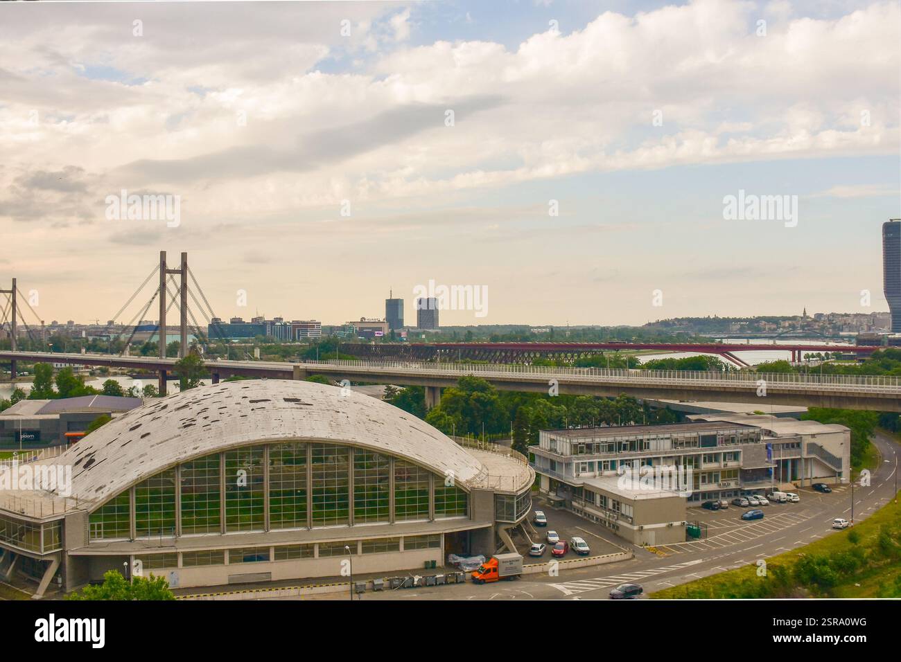 Paesaggio urbano con vista sugli edifici fieristici e sui ponti sul fiume Sava. In lontananza, la parte vecchia di Belgrado Foto Stock