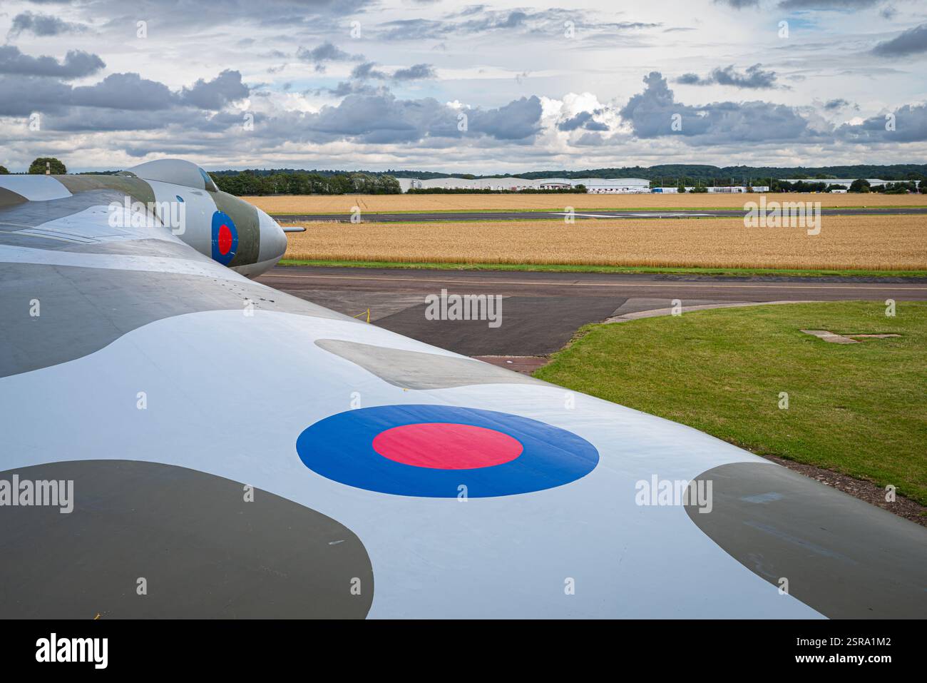 Una vista ad alto livello del campo d'aviazione di Wellesbourne dall'ala del bombardiere nucleare a lungo raggio Avro Vulcan XM655. Foto Stock
