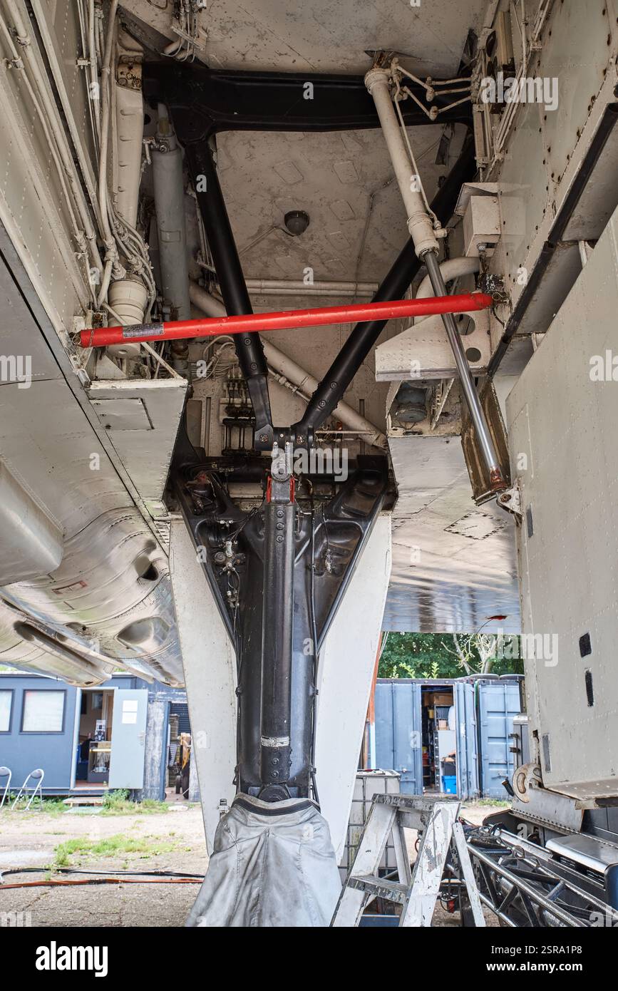 Il passaruota e il carrello di atterraggio del bombardiere nucleare a lungo raggio Avro Vulcan XM655 all'aeroporto di Wellesbourne. Foto Stock