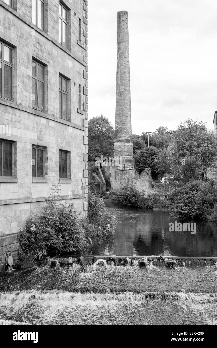 Una scena monocromatica con il camino Victoria Mill lungo il Leeds e Liverpool Canal, Skipton, North Yorkshire, Regno Unito. Foto Stock