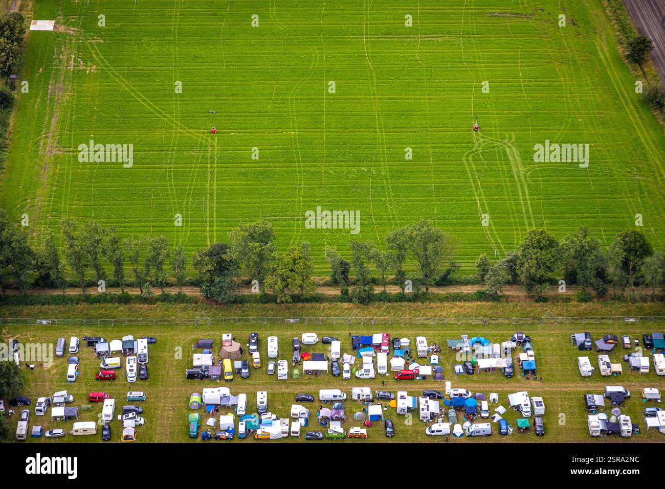 Vista aerea, evento musicale Ruhrpott-Rodeo 2024 presso l'aeroporto di Schwarze Heide, parcheggio camper, Kirchhellen-Nord-West, Bottrop, zona della Ruhr, nord RHI Foto Stock