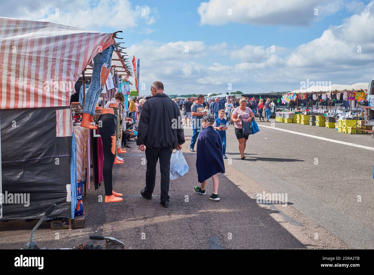 Bancarelle di abbigliamento al Wellesbourne Airfield Market che si tengono nei fine settimana e nei giorni festivi. Foto Stock