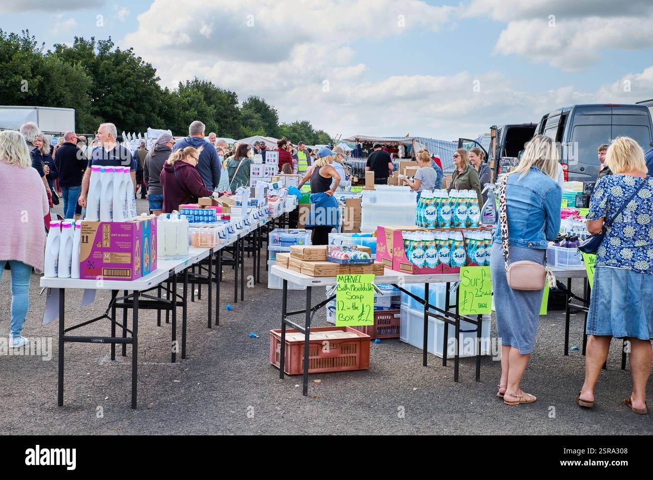 Un affollato stand che vende articoli per la casa al Wellesbourne Airfield Market che si tiene nei fine settimana e nei giorni festivi. Foto Stock