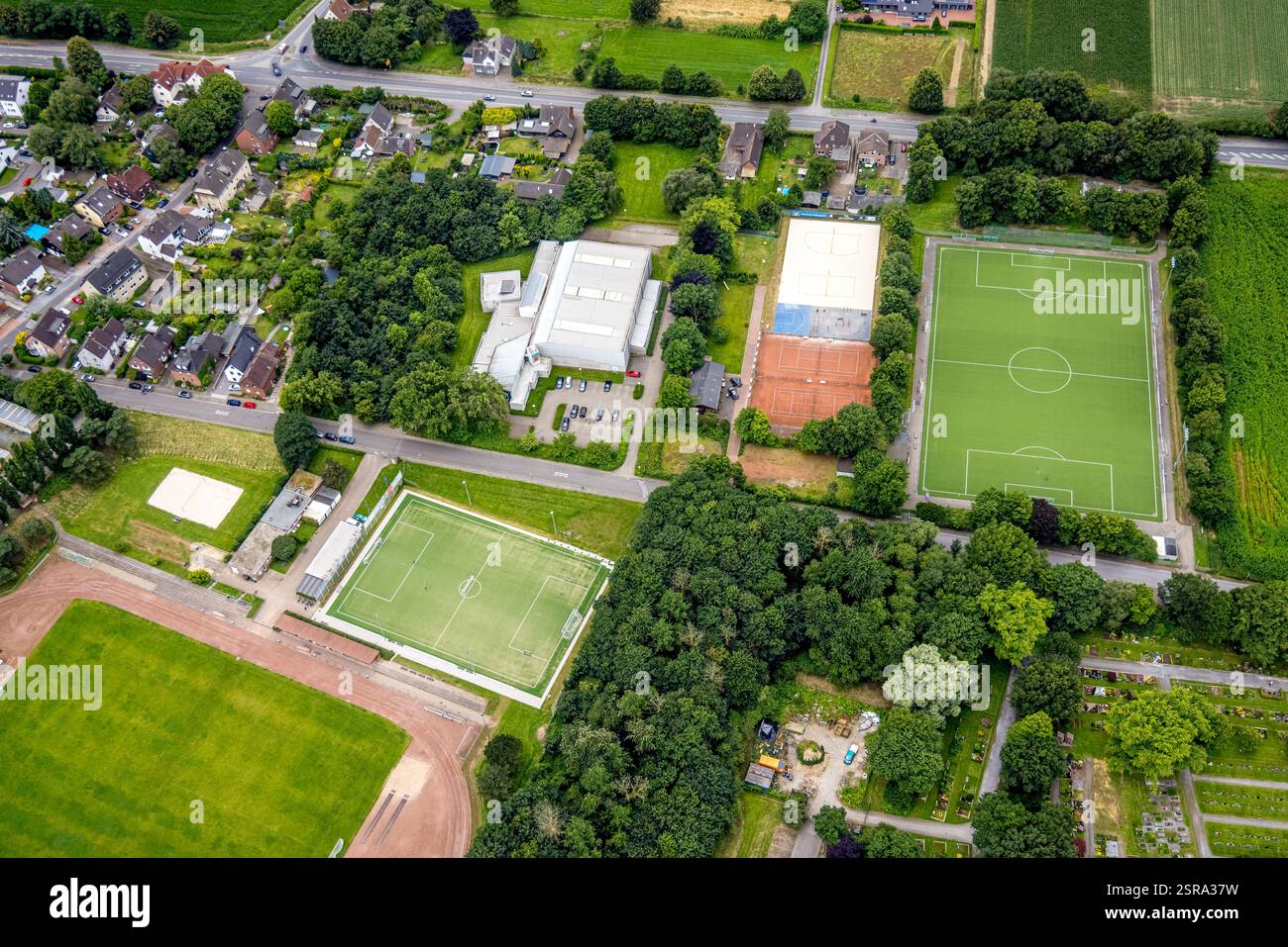 Vista aerea, struttura sportiva del distretto Kirchhellen, Loewenfeldstraße, stadio di calcio VfB Kirchhellen 1920 e.V., campi da tennis, Kirchhellen, Bottrop, Ru Foto Stock
