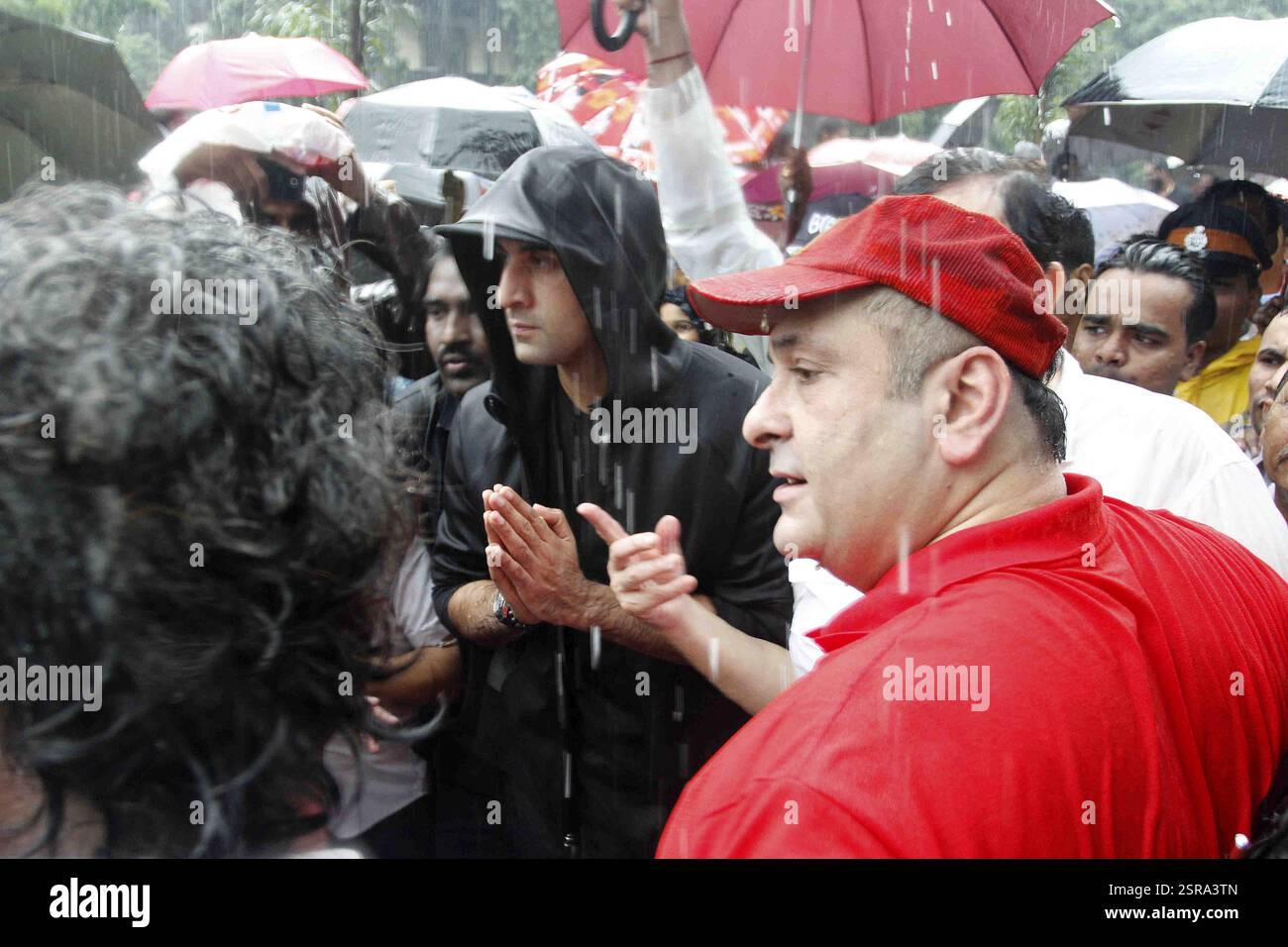 Gli attori di Bollywood Randhir Kapoor Ranbir Kapoor Rishi Kapoor Rajeev Kapoor partecipare processione immersione Signore Ganesh Mumbai Foto Stock