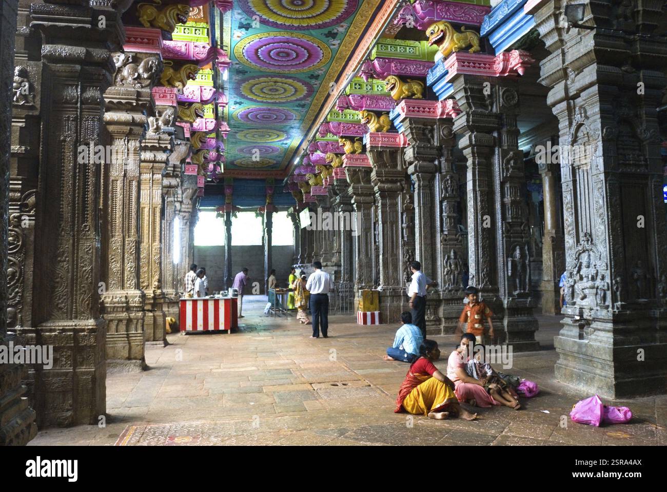 Corridoio a pilastri in kambattadi mandapa di swami sannathi nel tempio meenakshi a Madurai, Tamil Nadu, India, Asia Foto Stock
