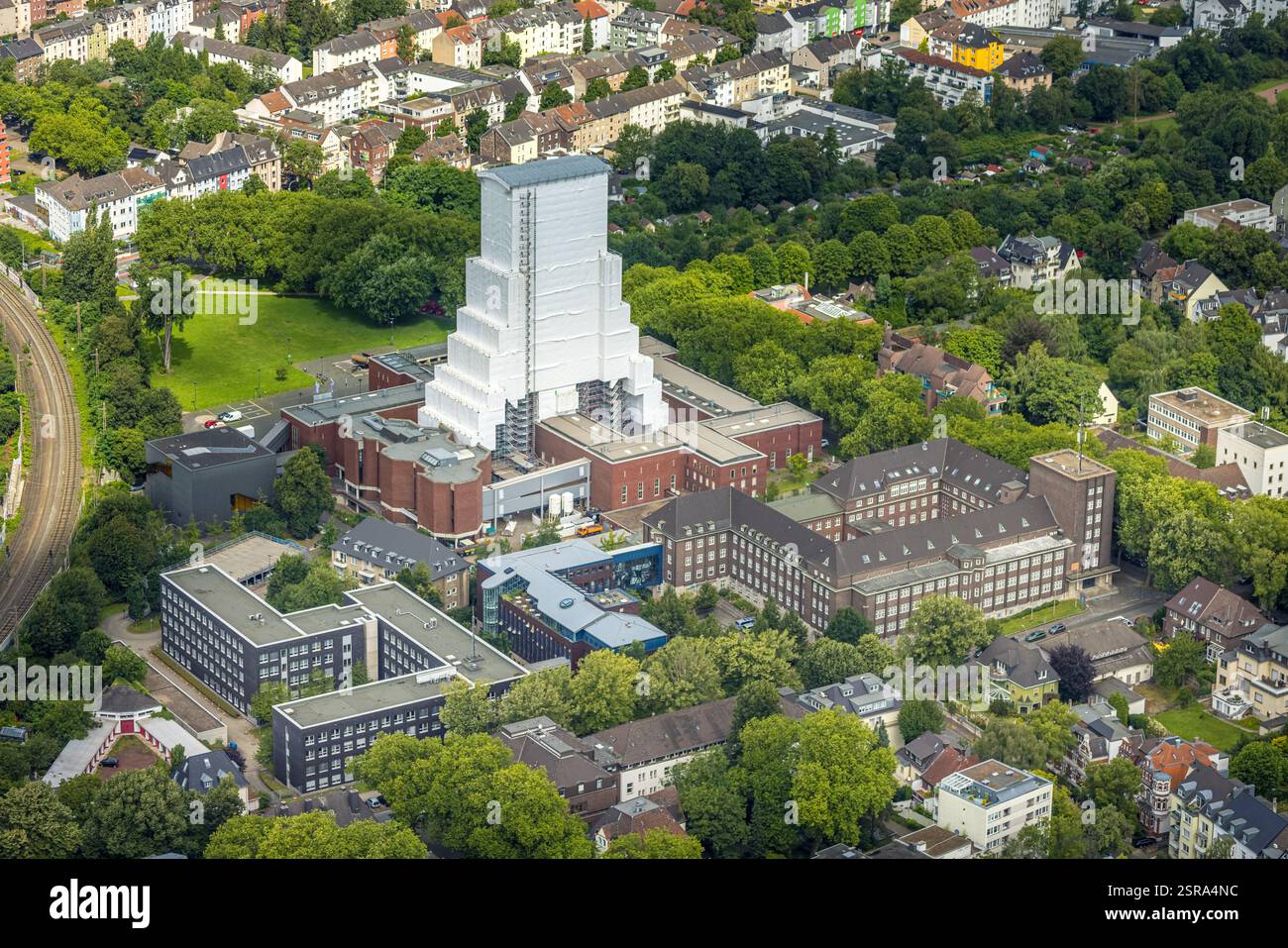Vista aerea, Museo minerario tedesco Bochum, cantiere e ristrutturazione della torre tortuosa coperta di Europaplatz, punto di riferimento e vista, edificio p Foto Stock