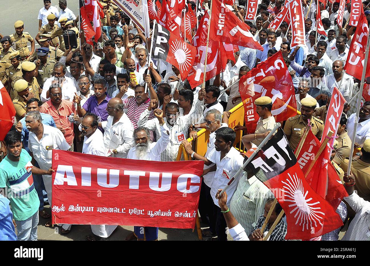 Il sindacato protesta degli attivisti durante uno sciopero nazionale a Chennai, in India il 2 settembre 2016. I sindacati richiesto Foto Stock