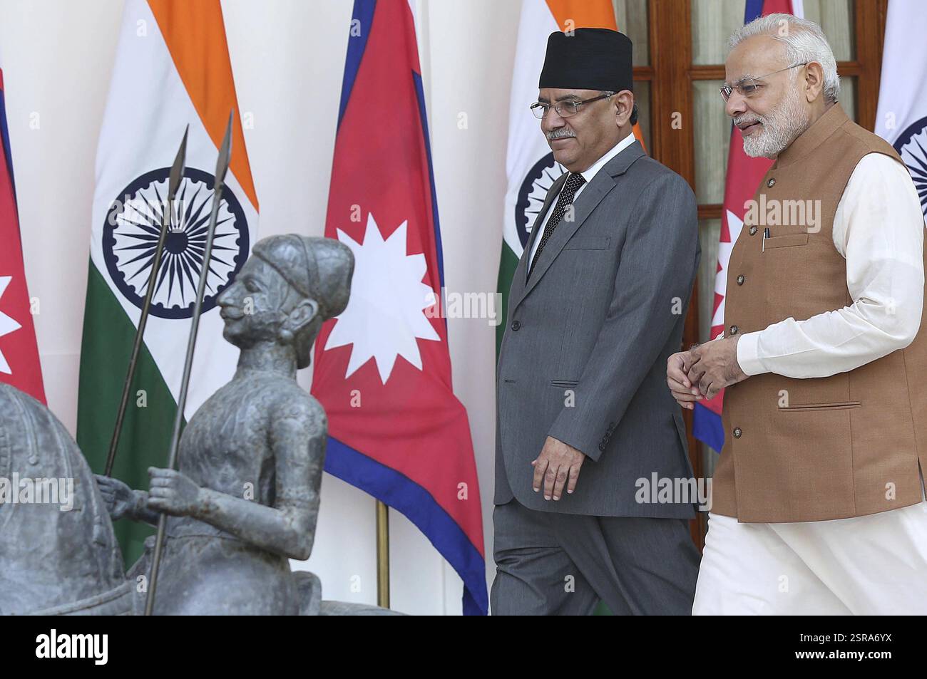 Il primo ministro Narendra Modi con il Nepal il primo ministro Pushpa Kamal Dahal a piedi per il loro incontro a New Delhi Foto Stock