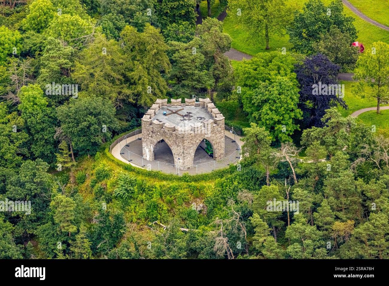 Vista aerea, piccolo monumento in pietra nei giardini della spa, memoriale per i morti di guerra, Bad Laasphe, Wittgensteiner Land, Renania settentrionale-Vestfalia, Germania Foto Stock