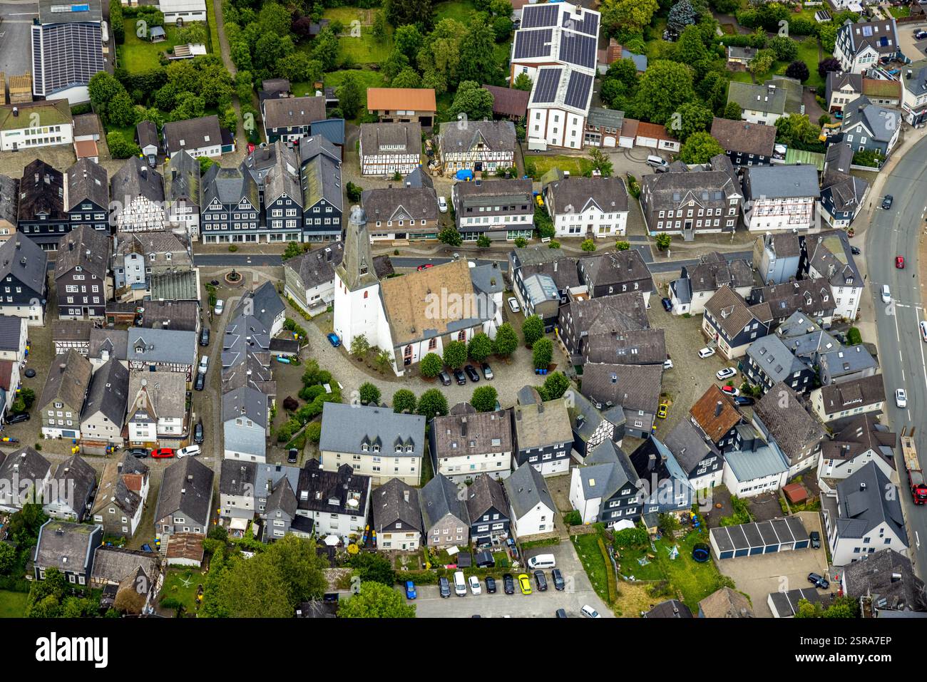 Vista aerea, chiesa protestante e piazza della chiesa nel centro della città con storiche case in legno, alberi verdi, Bad Laasphe, Wittgensteiner Foto Stock