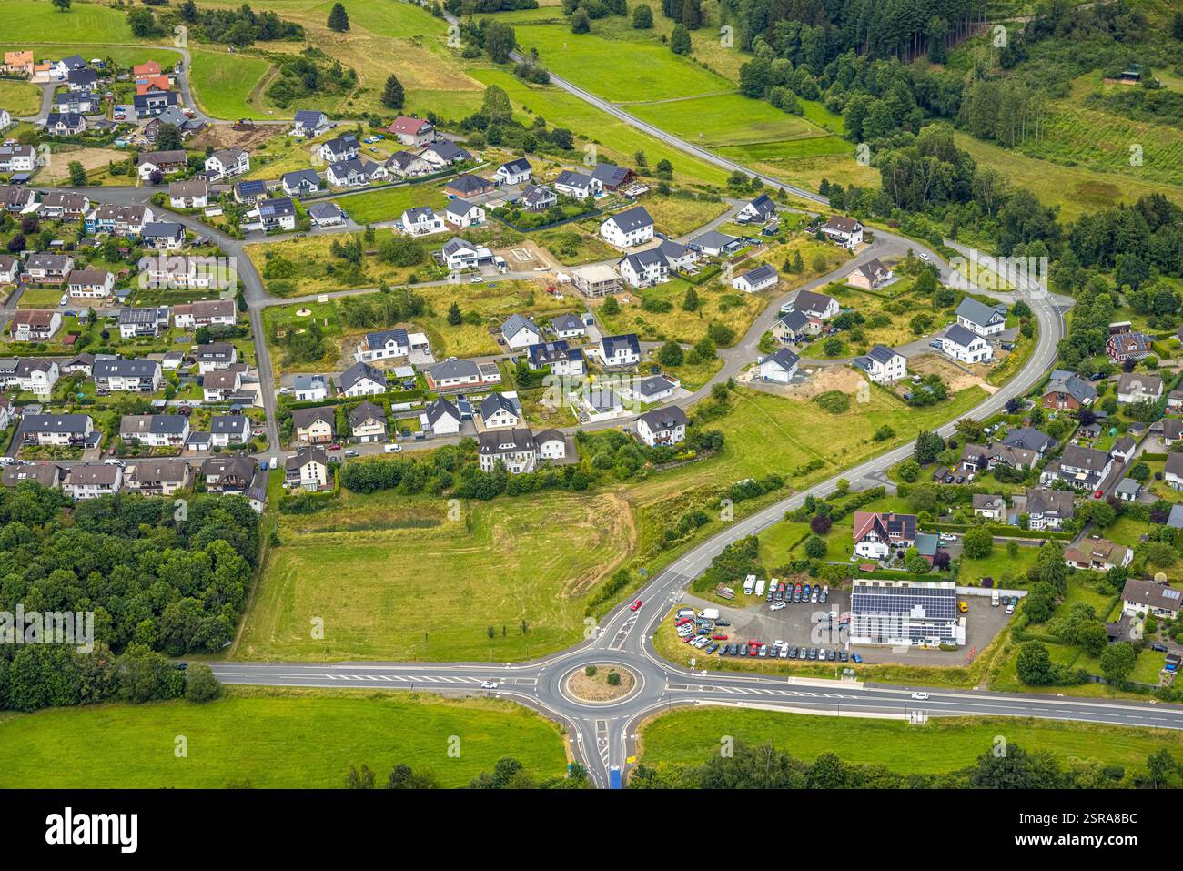 Vista aerea, nuova zona residenziale di Galgenberg, autostrada federale B62, area forestale, Bad Laasphe, Wittgensteiner Land, Renania settentrionale-Westph Foto Stock