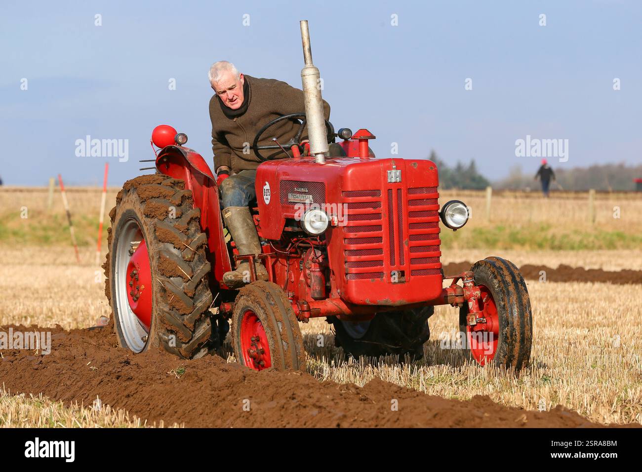 Monktonhill, Regno Unito. 15 febbraio 2025. L'Ayrshire Ploughing Association Plowing match si è svolto presso la Monktonhill Farm, vicino a Prestwick, Ayrshire, Scozia, Regno Unito. I concorrenti hanno partecipato a un massimo di 7 categorie diverse, con i vincitori che si sono aggiudicati i concorsi nazionali e internazionali. C Manson di Linlithgow aratura con la sua McCormick B275. Crediti: Findlay/Alamy Live News Foto Stock