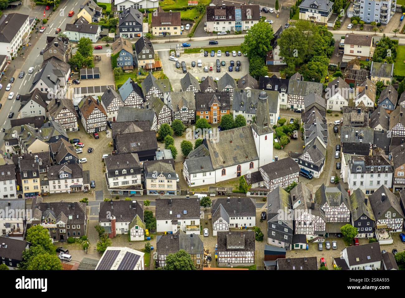 Vista aerea, chiesa protestante e piazza della chiesa nel centro della città con storiche case in legno, alberi verdi, Bad Laasphe, Wittgensteiner Foto Stock