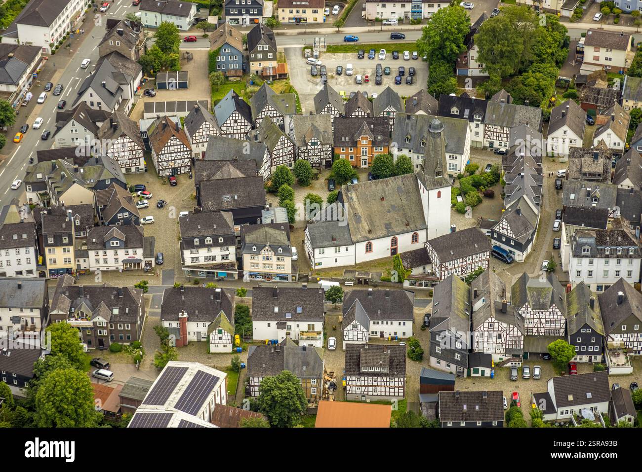 Vista aerea, chiesa protestante e piazza della chiesa nel centro della città con storiche case in legno, alberi verdi, Bad Laasphe, Wittgensteiner Foto Stock