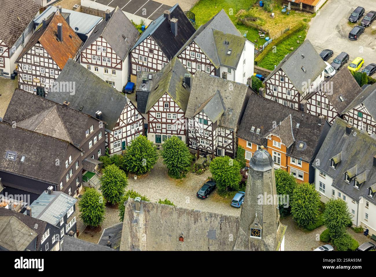 Vista aerea, guglia della chiesa protestante cittadina e piazza della chiesa nel centro della città con storiche case in legno, alberi verdi, Bad Laasphe, Wi Foto Stock