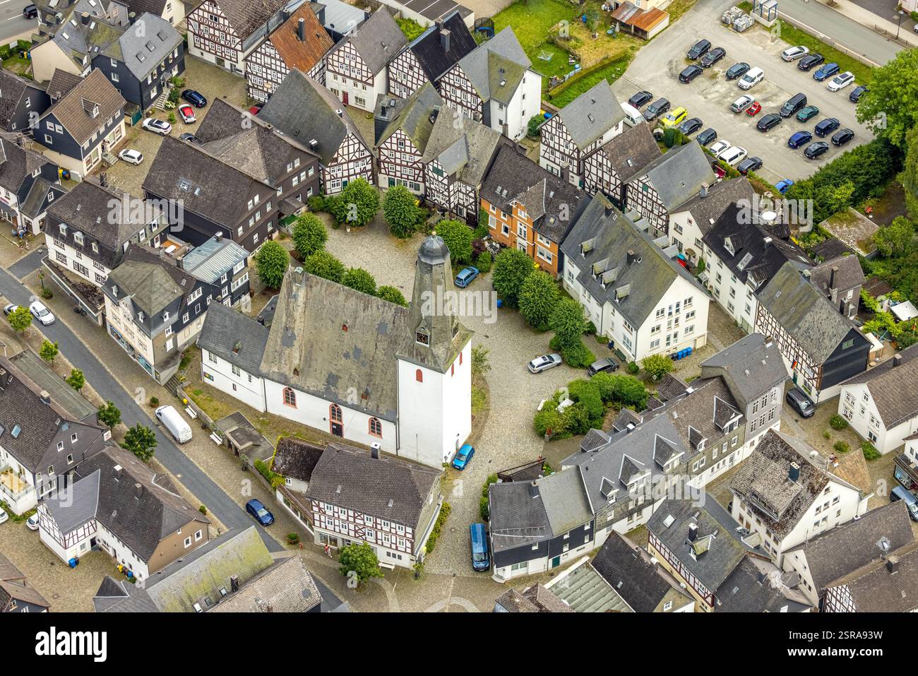 Vista aerea, chiesa protestante e piazza della chiesa nel centro della città con storiche case in legno, alberi verdi, Bad Laasphe, Wittgensteiner Foto Stock