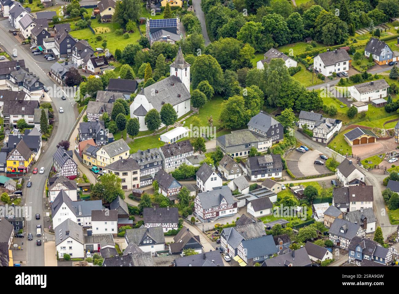 Vista aerea, chiesa protestante e case in legno, Feudingen, Bad Laasphe, terra di Wittgensteiner, Renania settentrionale-Vestfalia, Germania Foto Stock