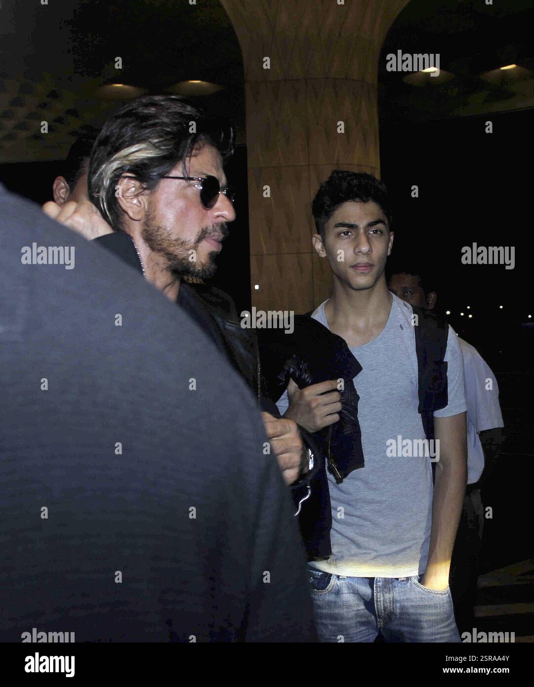 L'attore di Bollywood Shahrukh Khan, insieme a suo figlio Aryan, venne avvistato all'aeroporto di Mumbai, in India, il 26 agosto 2014 Foto Stock