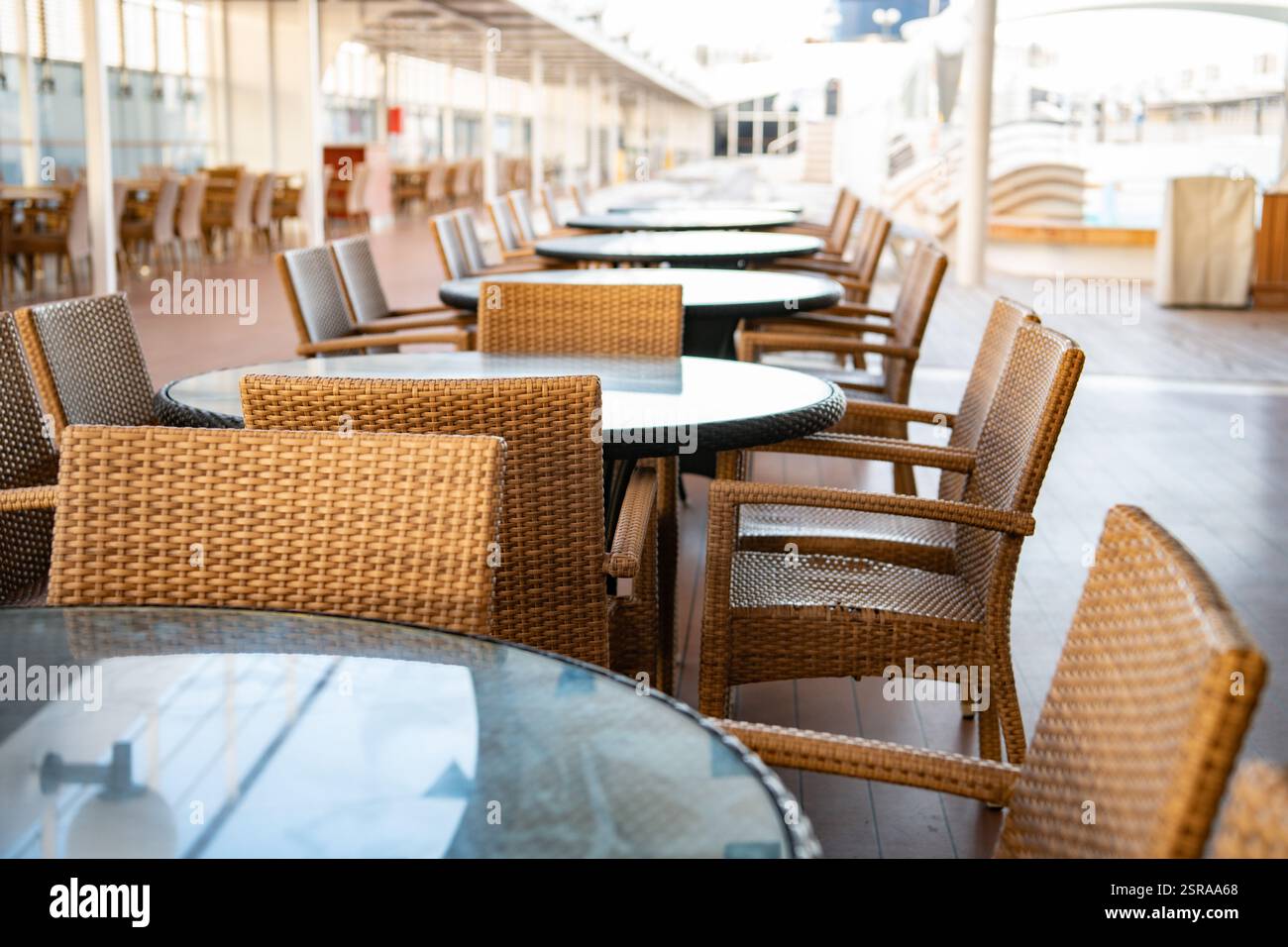 Tavoli e sedie in un caffè sulla terrazza Foto Stock