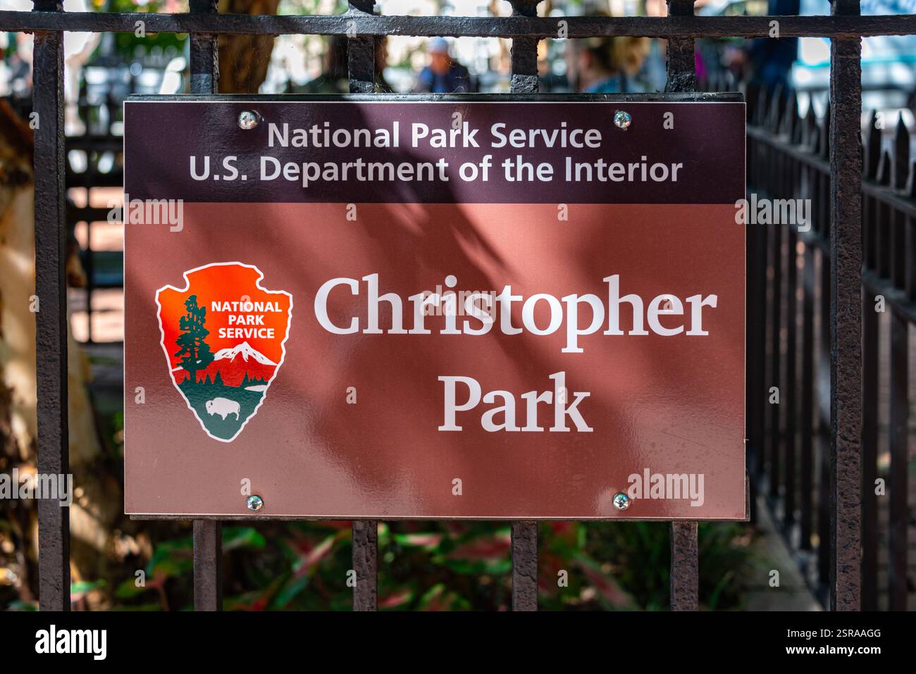 Cartello National Park Service presso Christopher Park, sito del Monumento di Stonewall, vicino allo Stonewall Inn, sito del 1969 LGBTQ Foto Stock