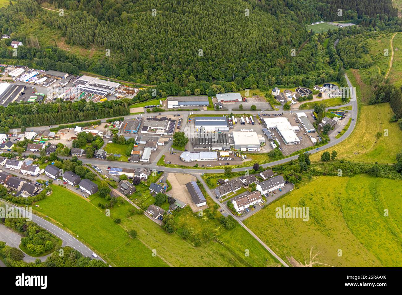 Vista aerea, zona industriale Unterm Limburg con impianto di depurazione, Bad Berleburg, Wittgensteiner Land, Renania settentrionale-Vestfalia, Germania Foto Stock