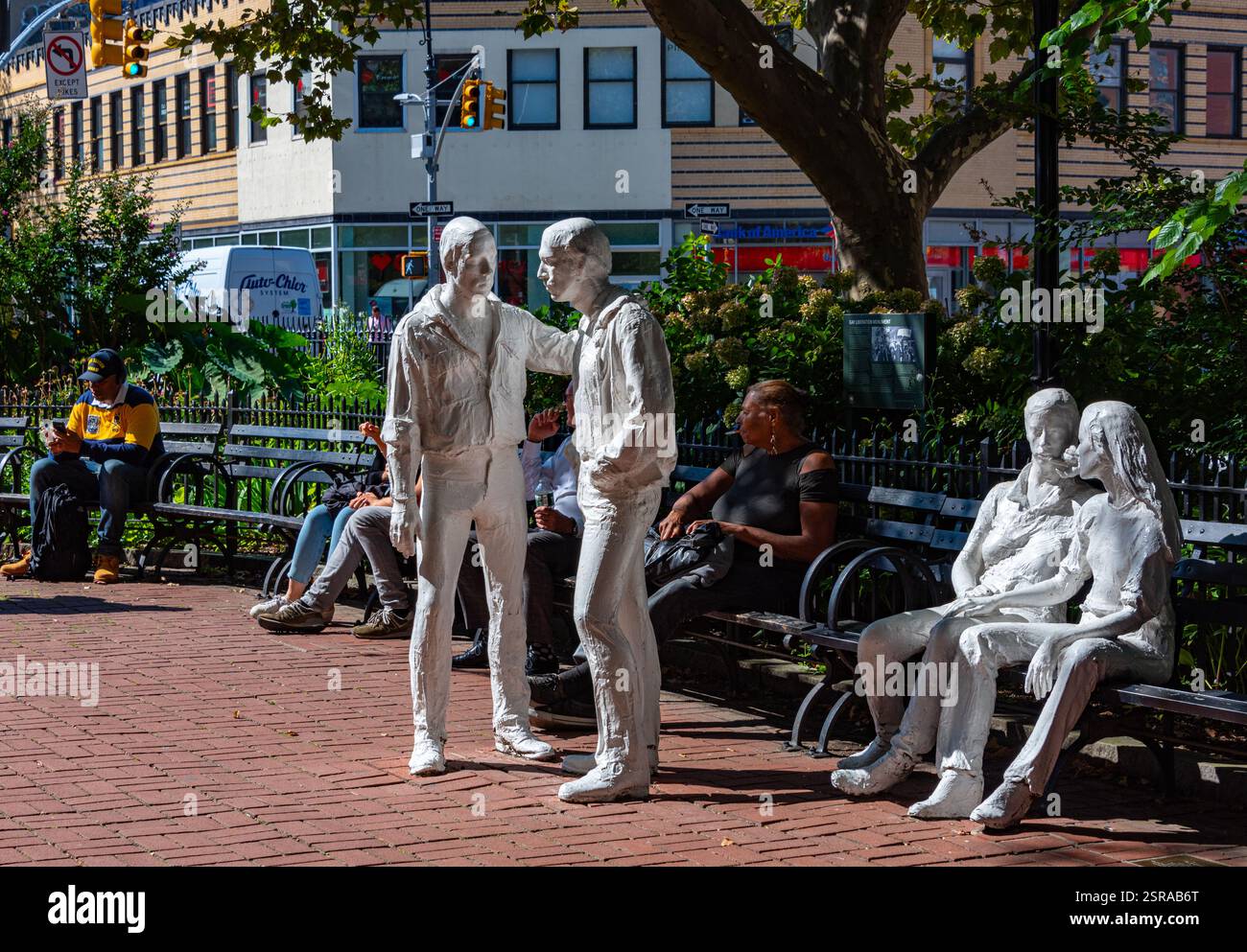 Figure allo Stonewall National Monument di Christopher Park, situato di fronte allo Stonewall Inn, luogo della rivolta LGBTQ del 1969 contro la polizia Foto Stock