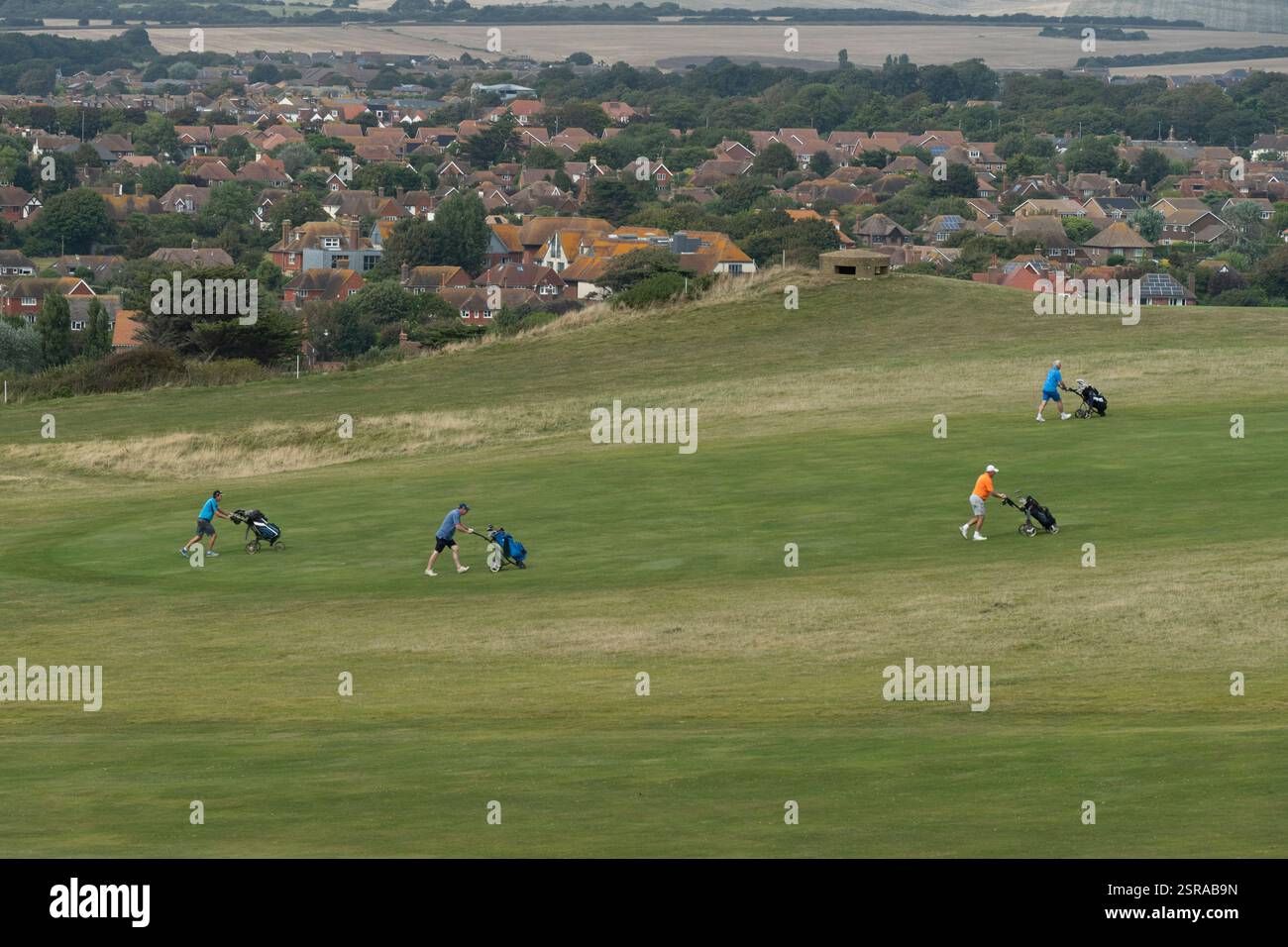 Golfisti con golf cart sul campo da golf Seaford Head, che si affaccia su Seaford, Regno Unito. Foto Stock
