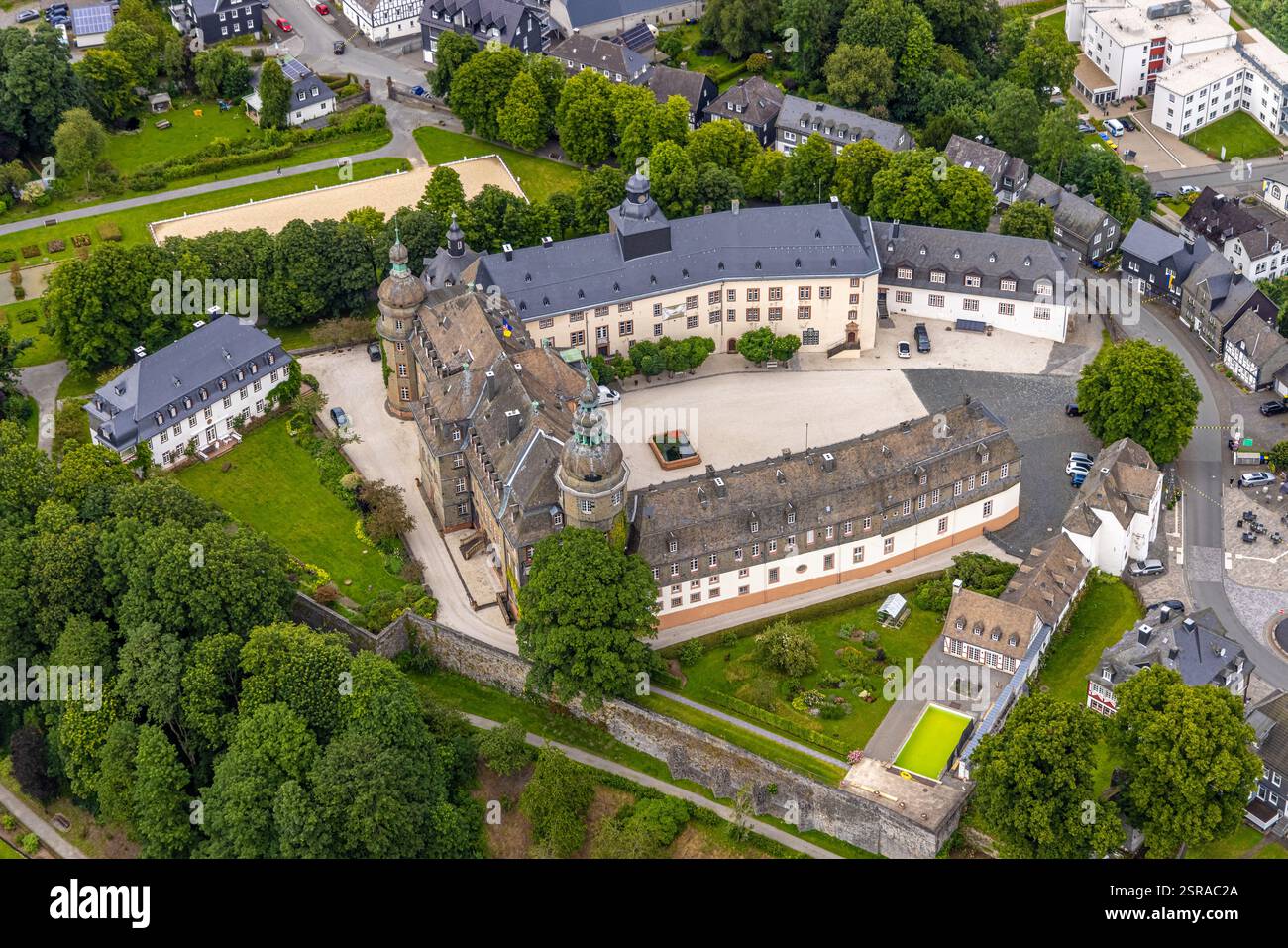 Vista aerea, castello di Berleburg, residenza della famiglia Sayn-Wittgenstein, giardino dell'orangerie e chiostro, serbatoio dell'acqua, Bad Berleburg, Wittgensteiner Land Foto Stock