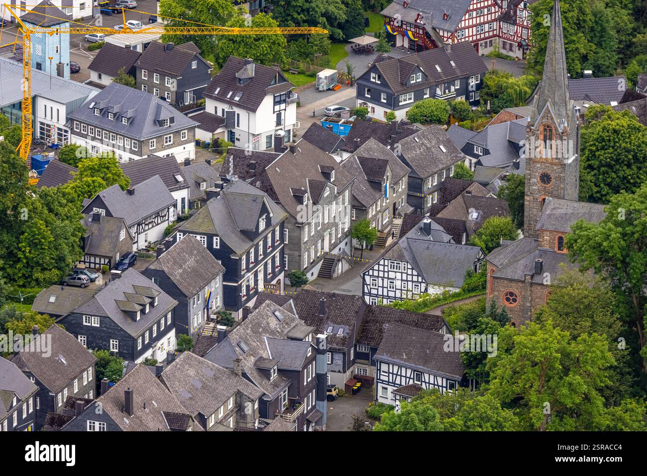 Vista aerea, chiesa protestante e alberi verdi su Schloßstraße, zona residenziale con case storiche, Bad Berleburg, Wittgensteiner Land, nord Foto Stock