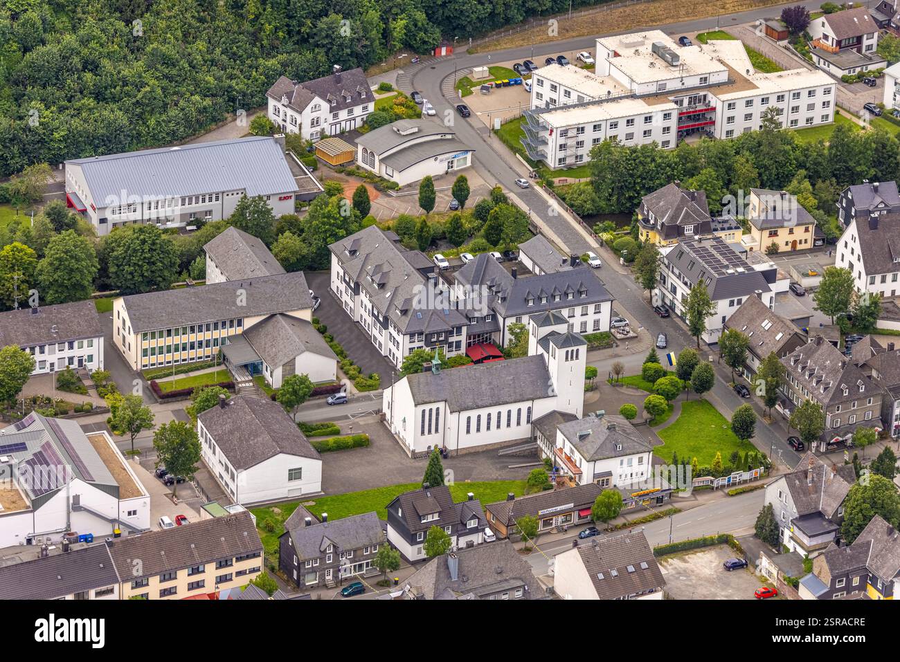 Vista aerea, St. Marien Kirche Amtsgericht presso Poststraße Bundesstraße B480, zona residenziale Bad Berleburg, Wittgensteiner Land, Renania settentrionale-Westp Foto Stock