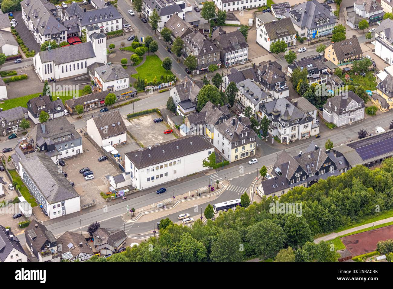 Vista aerea, chiesa di St. Marien e zona residenziale sulla strada federale B480 di Poststraße, zona residenziale di Bad Berleburg, Wittgensteiner Land, North RH Foto Stock
