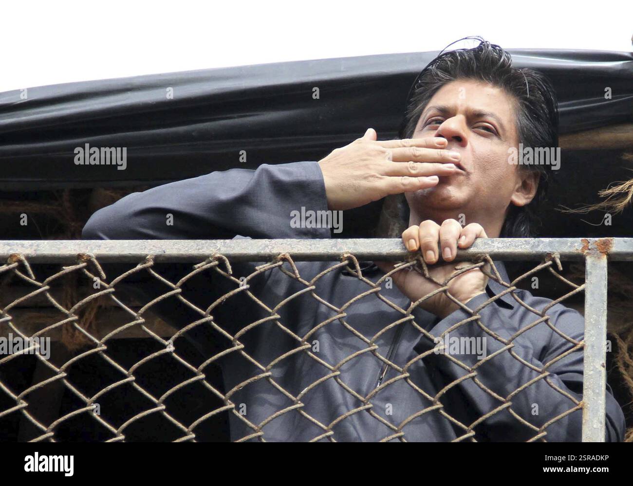 Attore di Bollywood Shah Rukh Khan ondate di folla che è venuto a salutare lui in occasione di Eid al-Fitr presso la sua residenza in Mumbai Foto Stock