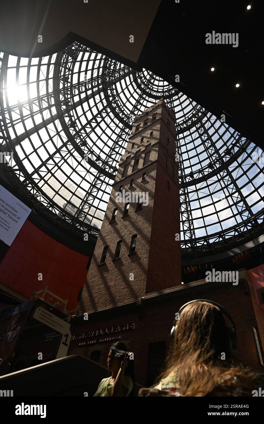 Melbourne Central Shopping Centre, quartieri dello shopping e dello shopping. La Shot Tower di Coop Foto Stock Melbourne Central Shopping Centre, quartieri dello shopping e dello shopping. La Shot Tower di Coop Foto Stock