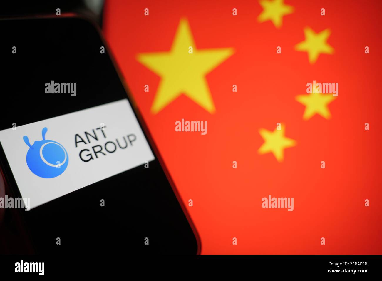 Roosendaal, Paesi Bassi - 15 febbraio 2025: Un telefono cellulare con il logo del gruppo Ant, con la bandiera cinese sullo sfondo. Foto Stock